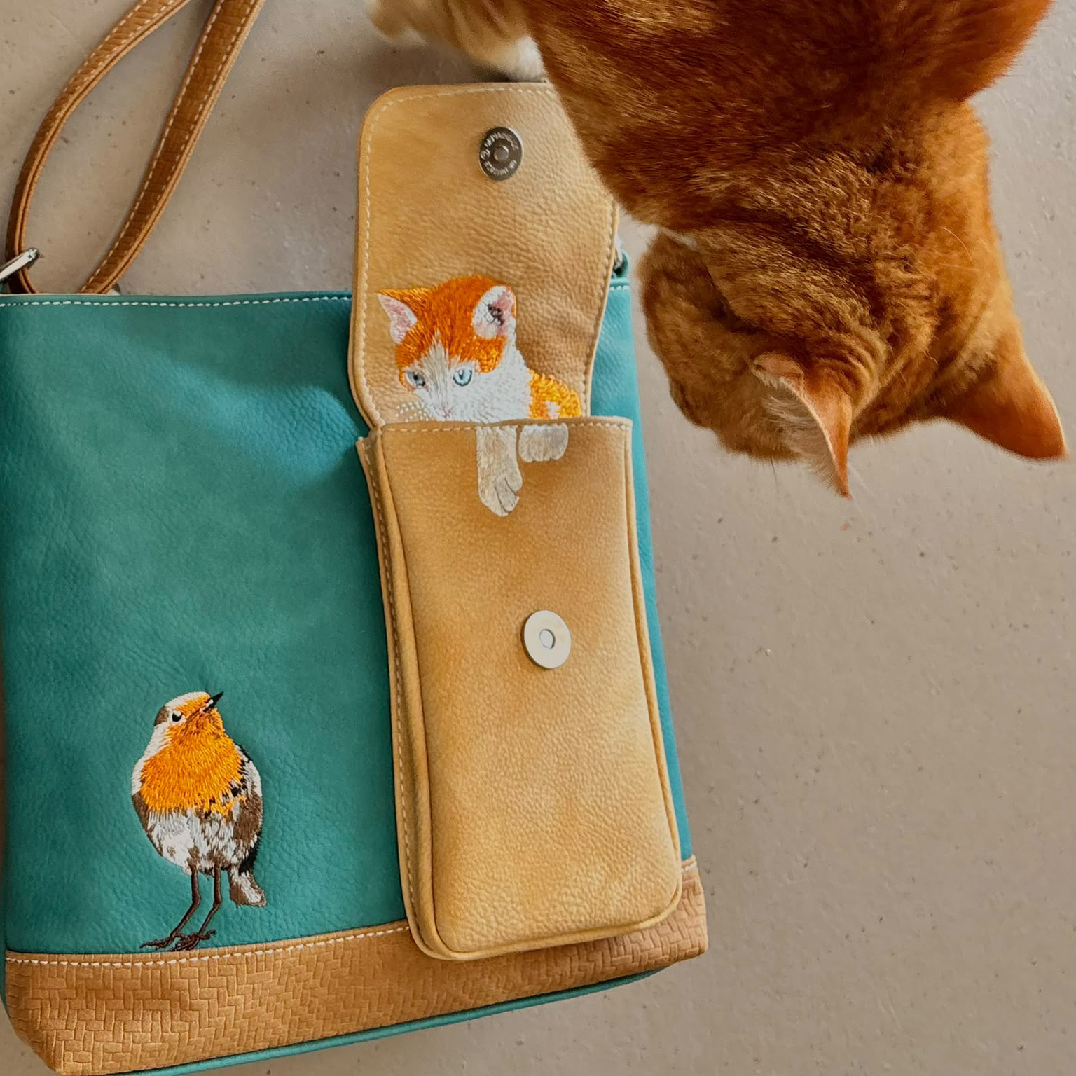 detailfoto vogel met rits geel